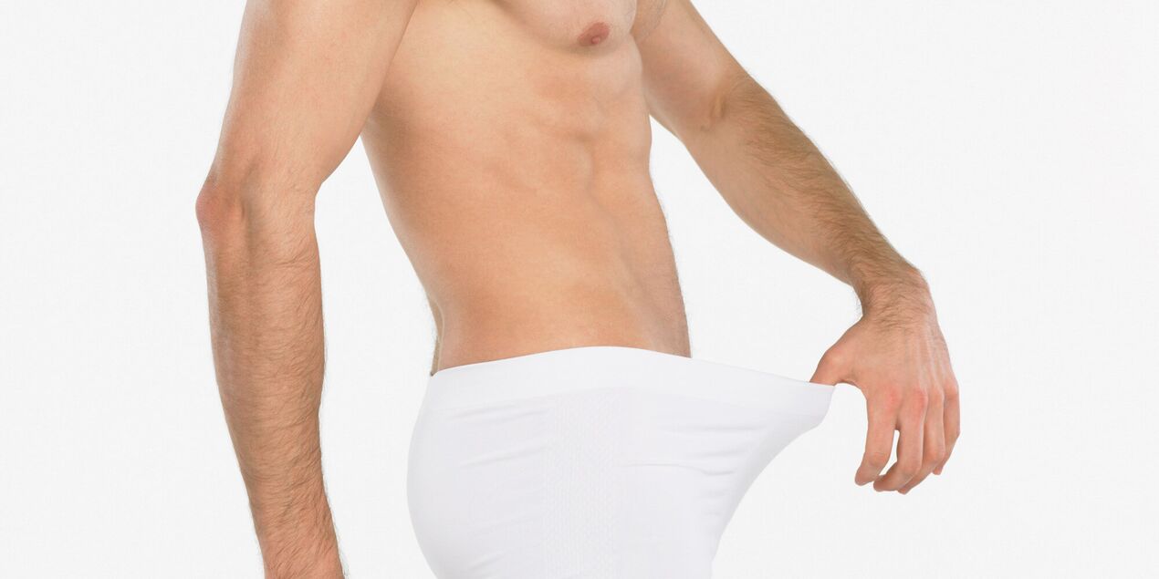 Mężczyzna myśli o wzroście penisa z masażem