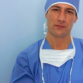 lekarz wykonujący operację powiększenia penisa